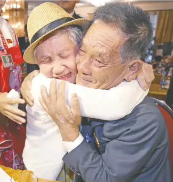  ??  ?? La surcoreana Lee Keum-seom (izq.), de 92 años, se encuentra con su hijo norcoreano Ri Sung Chol (der.), de 71 años.