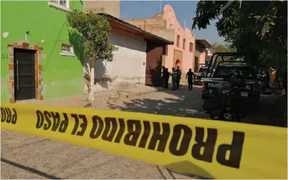  ?? JUAN CARLOS MUNGUÍA ?? En el lugar donde se localizó al hombre había vehículos sin placas.