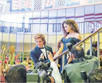  ??  ?? ► Luis Miguel (Diego Boneta) y su primera novia, Mariana Yazbek (Paulina Dávila).