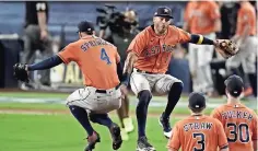  ??  ?? george springer (4) y Carlos Correa celebran tras ganar el Juego 6