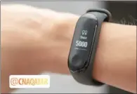  ??  ?? A pedometer with high accumulate­d steps number on man’s wrist