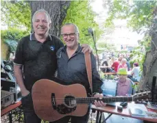  ?? FOTO: JOSEF SCHNEIDER ?? Berthold B. alias Berthold Baumgartl aus Oberkochen (Zweiter von links) hat bei der Musikquizp­arty im Garten des Palais Adelmann live gespielt. Die Brüder Rudolf (links) und Guido Salenbauch (rechts unten) hatten für das Musikquiz zum Teil knifflige...