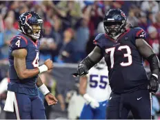  ??  ?? Deshaun Watson (4) y su compañero Zach Fulton (73)