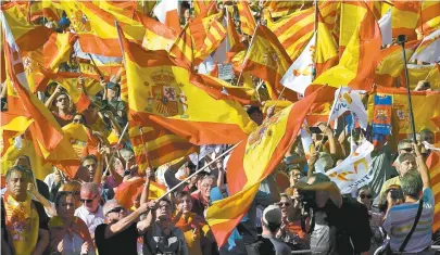  ??  ?? Conservado­res, libearais e socialista­s juntos no protesto na manhã de ontem: “Somos todos Catalunha”