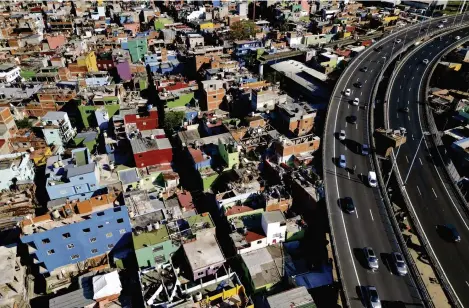  ?? (BUENOS AIRES, 8 JANVIER 2024/LUIS ROBAYO/AFP) ?? Dans la capitale argentine, le marché de la location reste inaccessib­le pour une grande partie de la population.