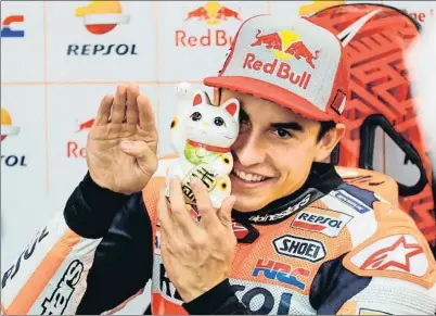  ?? KIMIMASA MAYAMA / EFE ?? Marc Márquez fa broma amb el seu Maneki-neko, el gat de la fortuna que ja el va ajudar el 2016