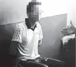  ?? Fotos Reprodução ?? O atirador, de 14 anos, detido, aguarda sentado em cadeira do colégio; sobreviven­tes dizem que ele atirou para todos os lados