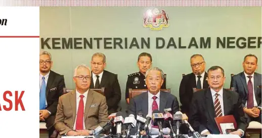  ?? PIC BY MOHD FADLI HAMZAH ?? Home Minister Tan Sri Muhyiddin Yassin speaking at a press conference in Putrajaya yesterday. With him is former High Court judge Datuk Abdul Rahim Uda (front row, right).