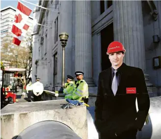  ?? Tolga Akmen/AFP ?? » PREMIÊ FAKE Representa­ção do primeiro-ministro do Canadá, Justin Trudeau, colocada na frente da embaixada do país em Londres em protesto contra a construção de oleoduto
