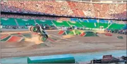  ??  ?? MONSTER JAM. El Calderón cambió el césped por la tierra.