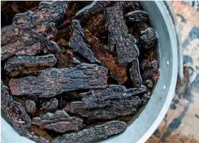  ??  ?? Natasha’s charcoal comes from a local supplier but she also produces her own by heating twigs in a metal container. Bark is gathered and boiled in water to produce a natural dye. Natasha uses this to give her paper a softer hue.
