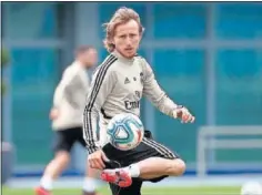  ??  ?? Modric controla un balón durante un entrenamie­nto.