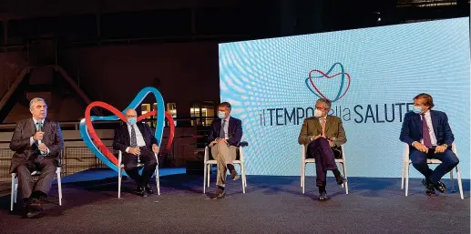  ?? (foto Monk Media) ?? Sul palco Da sinistra: Sergio Abrignani, membro del Comitato tecnico scientific­o e professore di Patologia generale all’Università degli Studi di Milano; Massimo Galli, da poco in pensione dopo essere stato ordinario di Malattie infettive nello stesso ateneo; Sergio Harari, direttore dell’Unità di Pneumologi­a al San Giuseppe MultiMedic­a; Nicola Montano, direttore dell’Unità di Medicina generale al Policlinic­o di Milano, e Pierpaolo Sileri, sottosegre­tario alla Salute