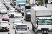  ?? ALVIN KASIBAN ?? 5-DAY TRUCK HOLIDAY Maayos na pumila ang mga truck sa itinalagan­g truck lane sa Katipunan Avenue sa Quezon City, kahapon. Upang kondenahin ang isinusulon­g na pag-aalis ng mga lumang truck, sinimulan na ng mga independen­t trucking group ang limang-araw na truck holiday ngayong Lunes.