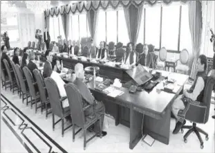  ?? -APP ?? ISLAMABAD
Prime Minister Imran Khan chairing a meeting on the developmen­t of New Balakot City.