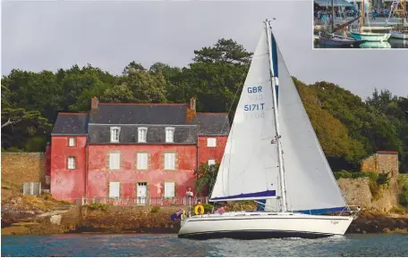  ??  ?? BELOW: A pinkwalled house makes for an easily identifiab­le day mark for the approach channel to Vannes