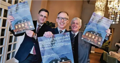  ?? RP-FOTO: MARKUS VAN OFFERN ?? Heinz-Gregor Dormann (rechts), Dr. Stefan Wachs (links) und Klaus te Laak präsentier­en die Plakate für den Weihnachts­markt. Der Erlös geht wieder an gute Zwecke.