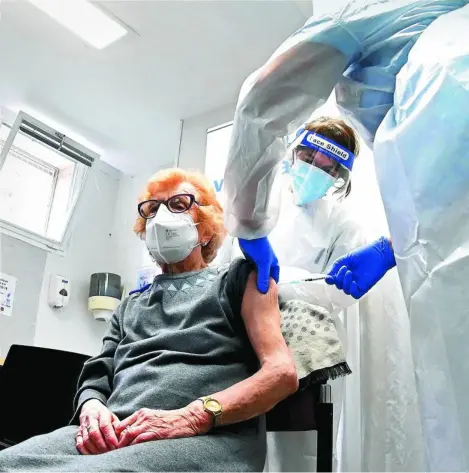  ??  ?? Una mujer de más de 80 años se vacuna en el centro de salud del barrio del Pilar, en Madrid