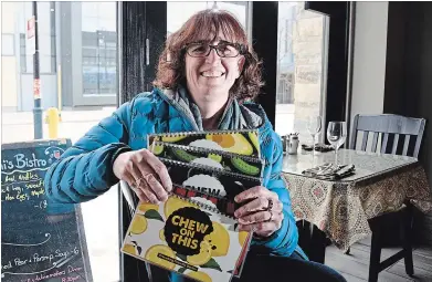  ?? CHERYL CLOCK
THE ST. CATHARINES STANDARD ?? Kathleen Powell, curator of theSt. Catharines museum, with a selection of Chew on This! booklets.