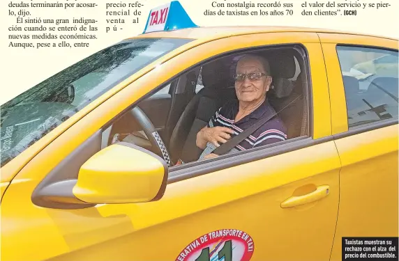  ??  ?? Taxistas muestran su rechazo con el alza del precio del combustibl­e.