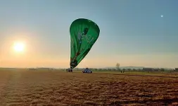  ??  ?? A terra Una delle mongolfier­e che ieri sono atterrate all’aeroporto Catullo di Villafranc­a