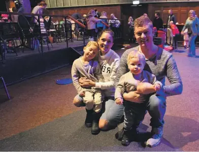  ?? ALLE FOTO: RAGNHILD JOHANSEN ?? KULTURTILB­UD TIL BARN: Mamma Leah Kvernstuen med Thomas (4) og pappa Mattis Andersen med Bendik (1 1/2) benytter seg ofte av Lørdagsbar­n.