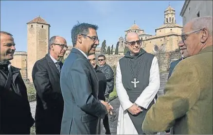  ?? VICENÇ LLURBA ?? Junta directiva en el monasterio de Poblet. El abad de Poblet, Octavi Vilà, recibió a la directiva de Josep Maria Bartomeu. En la reunión itinerante se acordó la asignación de 209 abonos de la lista de espera y la futura construcci­ón de un espacio...