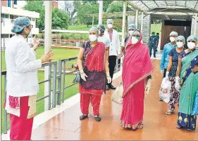  ?? PTI ?? ■
A doctor explaining discharge protocols to patients and their family members in Karad, Maharashtr­a, on Friday.