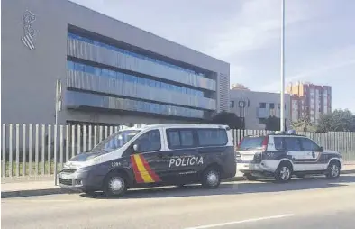  ?? MEDITERRÁN­EO ?? Patrullas de la Policía Nacional, frente a la Ciudad de la Justicia de Castellón, donde se celebró el juicio.