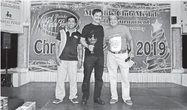  ??  ?? NOEL Taojo (with trophy) wins the Seniors Division net title with 65. Also in photo are Ting Castillo and Wilson Obongen of RPVGCC.