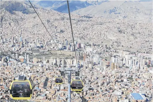  ??  ?? Con un teleférico inaugurado hace dos años que recorre gran parte de La Paz, además de una buena apuesta gastronómi­ca, la capital boliviana y sus alrededore­s busca elevar la cantidad de turistas y empresario­s que llegan al país.