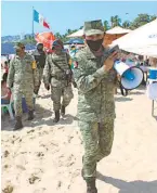  ?? /ARCHIVO MARTÍN GÓMEZ ?? Militares vigilaron las playas en diciembre