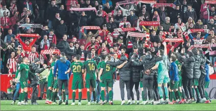  ?? FOTO: EFE ?? El Athletic celebra con sus aficionado­s su pase a la final tras perder contra el Granada en Los Cármenes