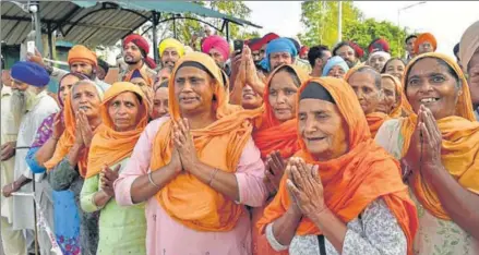  ?? PHOTOS: SAMEER SEHGAL/HT ?? PRAYERS ANSWERED: Devotees paying obeisance to Gurdwara Darbar Sahib, Kartarpur, in Pakistan from the Zero Line near Dera Baba Nanak on the eve of the opening of the Kartarpur Corridor on Friday.