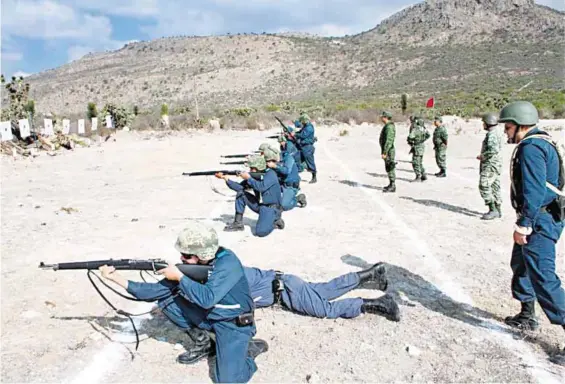  ??  ?? A los Rurales se les adiestra de la misma forma que a todo elemento del Ejército, una vez al mes a cada escuadrón se le capacita en legislació­n militar, manejo de armas, derechos humanos y patrullas de combate, entre otras materias