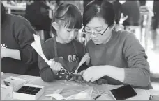  ?? PROVIDED TO CHINA DAILY ?? A mother and her daughter make their own chocolate at the Cooffa Chocolate DIY store in Beijing.