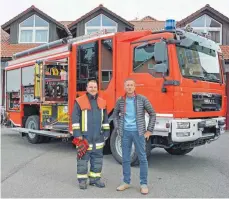  ?? FOTO: ULRICH STOCK ?? Die größte Investitio­n im Jahr 2016 war die Anschaffun­g des neuen Feuerwehr-Löschfahrz­eugs HLF 20/16, das Feuerwehr-Kommandant Christian Buchmüller und Bürgermeis­ter Hans Kern im Oktober beim Feuerwehrh­aus in Empfang nehmen konnten.