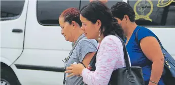  ??  ?? DOLOR. Los familiares de Manuel Martínez llegaron ayer a reclamar su cuerpo a la morgue.