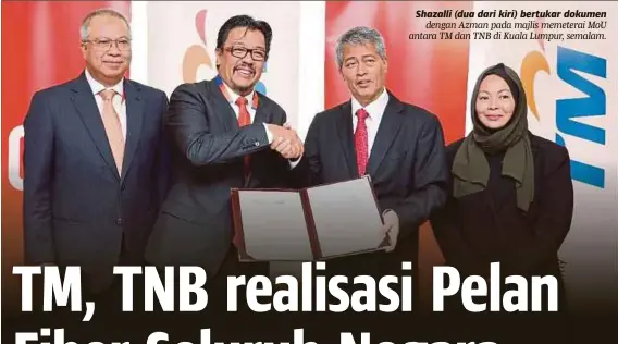  ??  ?? Shazalli (dua dari kiri) bertukar dokumen dengan Azman pada majlis memeterai MOU antara TM dan TNB di Kuala Lumpur, semalam.