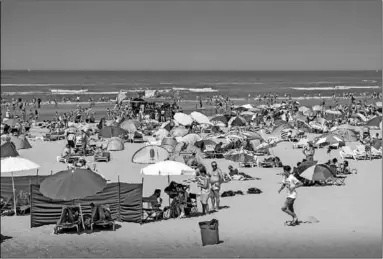  ??  ?? Dagjesmens­en en toeristen zoeken het strand bij Zandvoort.
(Foto: De Telegraaf)