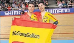  ??  ?? EXITOSOS. Torres y Mora son campeones de Europa y del mundo.