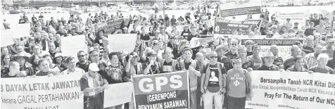  ??  ?? PAUL (berdiri tengah, hadapan) merakamkan gambar bersama para pemilik tanah dan NGO Dayak pada perhimpuna­n aman di Bintulu.