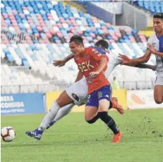  ??  ?? Yáñez se lleva la pelota ante la marca de Romo y Nieto.