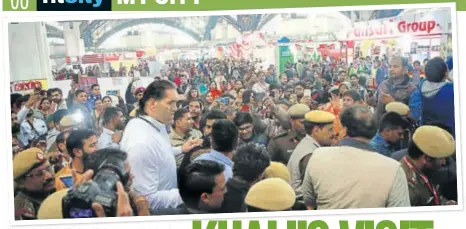  ?? PHOTO: AMAL KS/HT ?? A huge crowd followed The Great Khali as he visited Hall 18 on the last day of the trade fair