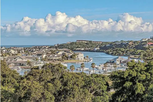  ?? Picture: SIMON PAMPHILON ?? PUFFED UP: Ndlambe residents are very fortunate to have a plethora of cloud-spotting opportunit­ies, from the humble fair-weather cumulus to the ominous cumulonimb­us storm cloud.