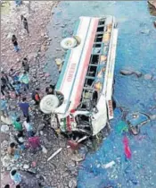  ?? PTI ?? The private bus that fell from a bridge into Jalal river near Dadahu in Sirmaur district on Sunday.