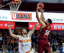  ??  ?? Reyer Mitchell Watt, 30 anni, alla seconda stagione con gli orogranata