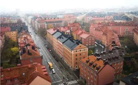  ??  ?? Innovation­en har 36 boendevåni­ngar och ligger 139 meter över havet. I huset finns bland annatVY FRÅN 16:E VÅNINGEN.ett gym och en bio.FOTO: SACHARIAS KÄLLDÉN