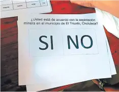  ??  ?? Los pobladores asistieron a la votación y plasmaron su opinión.