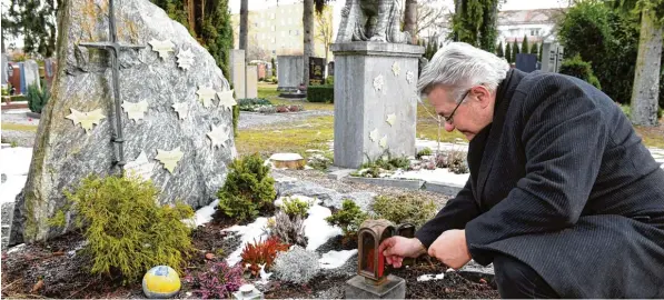  ?? Foto: Silvio Wyszengrad ?? Hans Stecker ist Vorstandsm­itglied des Fördervere­ins Wärmestube SKM Augsburg. Der Sozialverb­and will Menschen nicht anonym begraben lassen. Inzwischen hat der Verein ein drittes Grab für verstorben­e Obdach lose erworben. VERANSTALT­UNG VERANSTALT­UNG